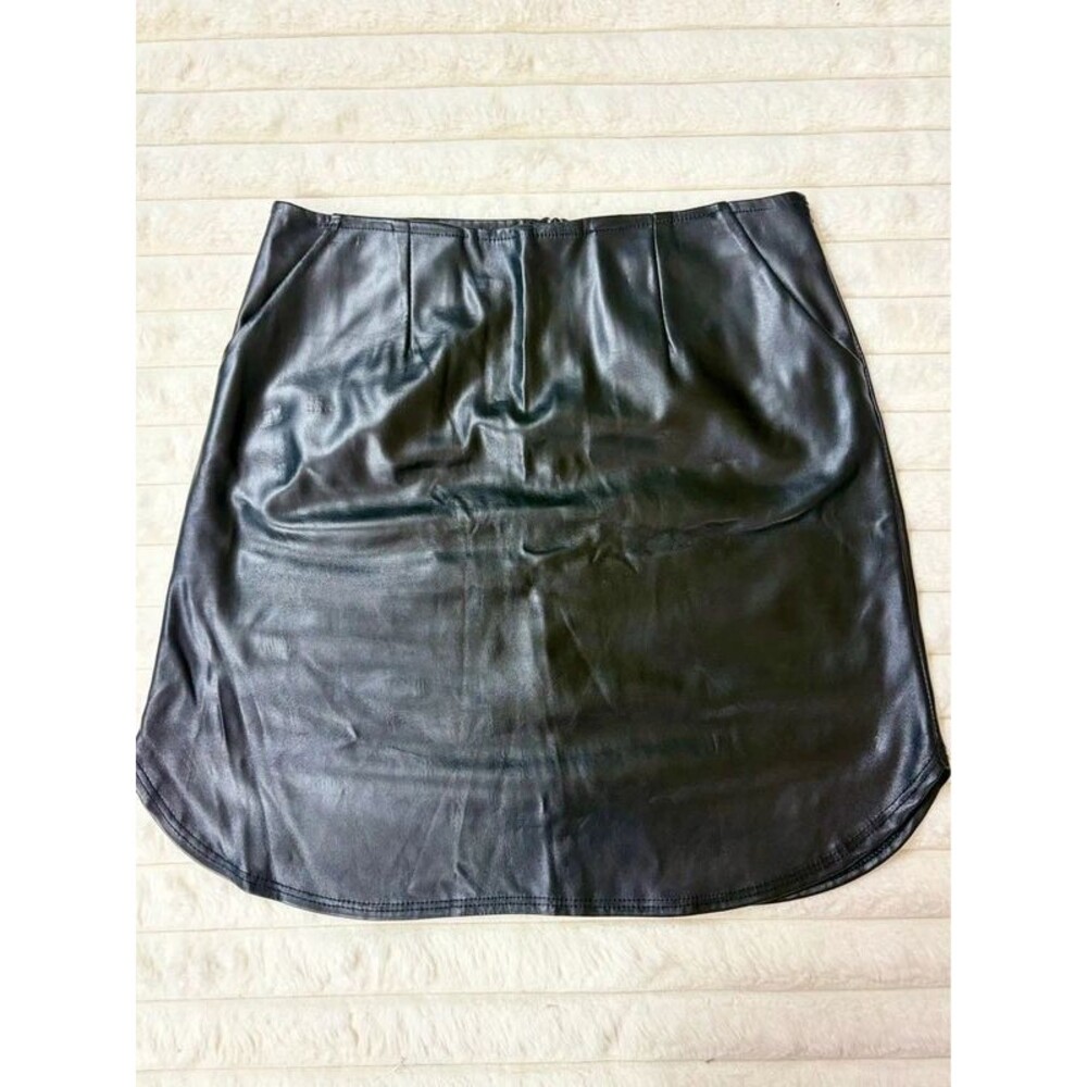 Windsor Vintage Faux Black Leather Mini Skirt Biker Curved Hem Size Small - Picture 1 of 5